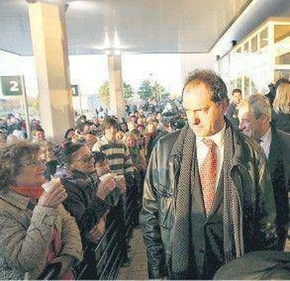 Scioli se top� con m�s reclamos en su marat�n por el interior provincial