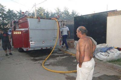 Incendio destruy� el interior de una casa en el Barrio Zapiola