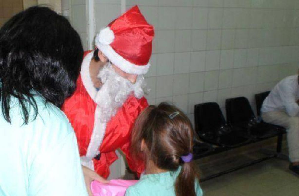 Entrega de juguetes a ni�os internados en el Molas