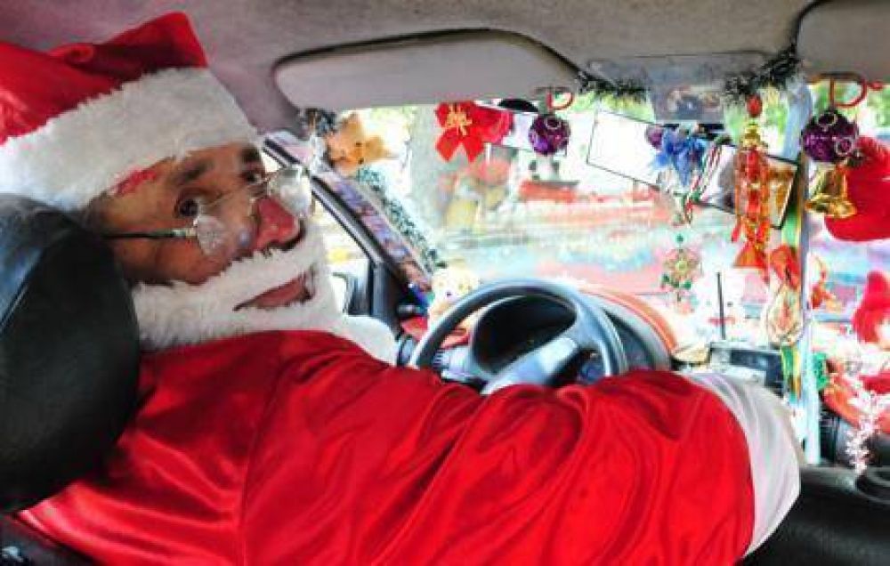 El Pap� Noel cordob�s anda en taxi