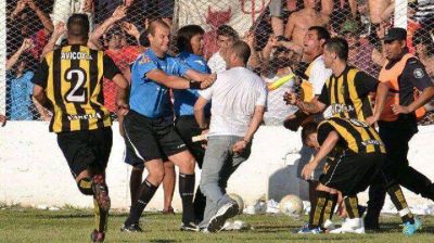 Brutal agresi�n al �rbitro Mariano Gonz�lez en un torneo regional