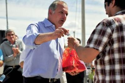 49 familias petroleras recibieron su vivienda propia