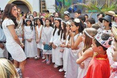 Dedicaron villancicos a la mandataria provincial
