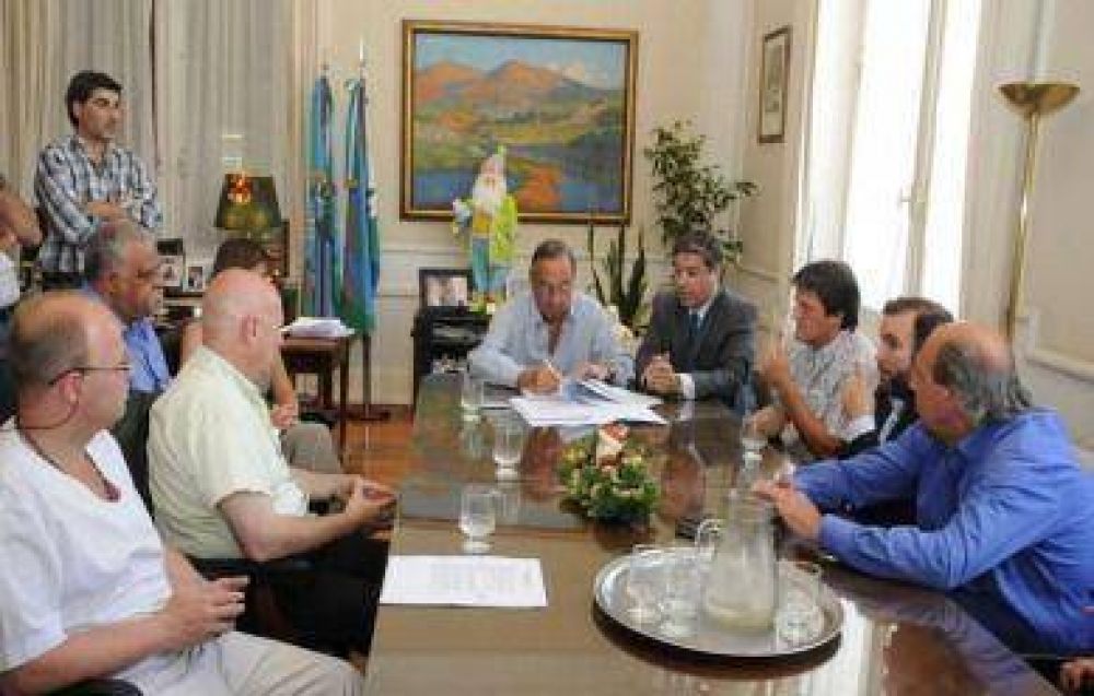 Se firm� el traspaso de Cami Emergencias a Usicom