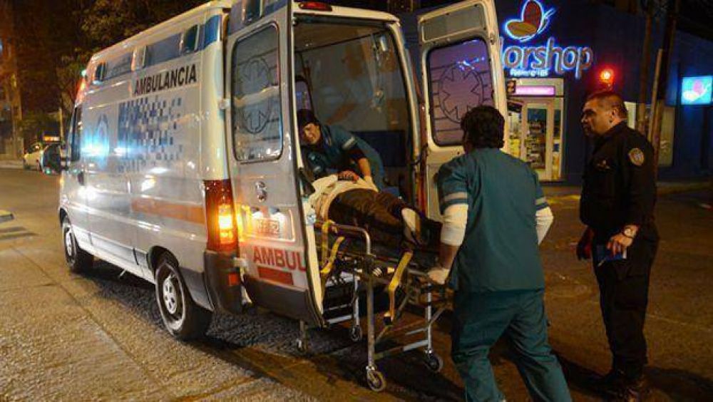Intentaron cruzar una avenida y fueron chocadas por un auto