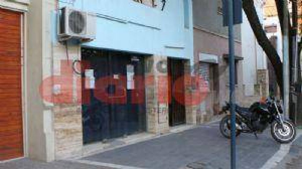 Quiso cambiar d�lares falsos y un comerciante lo denunci�