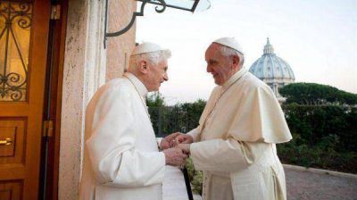 Francisco visit� a Benedicto XVI para saludarlos por las Fiestas