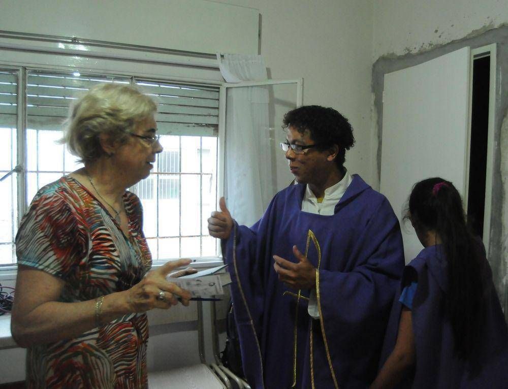 Un cura brasile�o le pone color a las misas bahienses