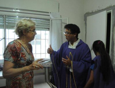 Un cura brasile�o le pone color a las misas bahienses
