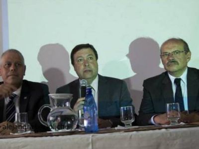 Clarín señala un "escándalo" en Río Negro por sueldos de funcionarios