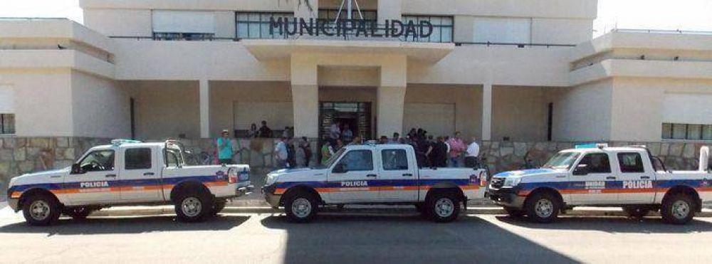 El intendente present� tres m�viles policiales 0km