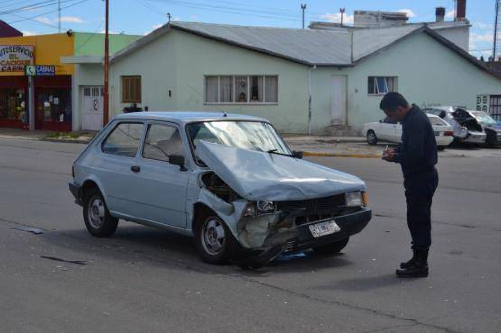 Dos coches terminaron con importantes da�os tras colisi�n