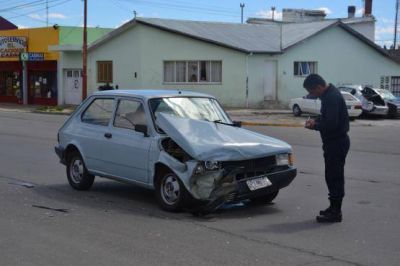 Dos coches terminaron con importantes da�os tras colisi�n