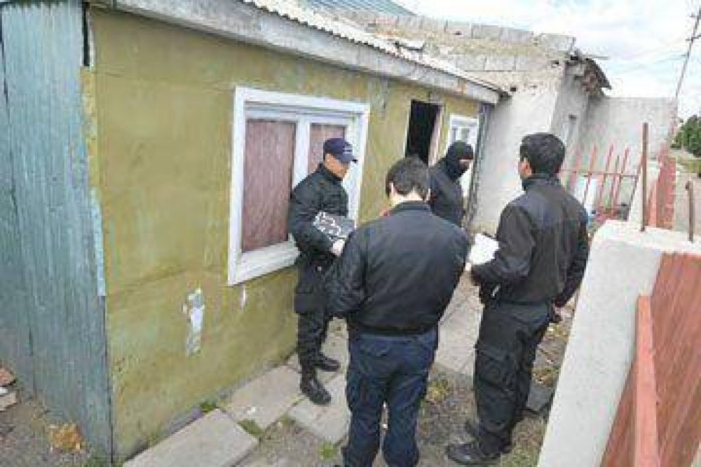 Clausuran bar clandestino y demoran a 61 personas