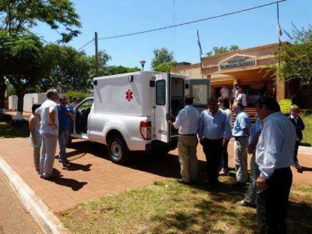 El Gobierno entreg� tres ambulancias en el Interior