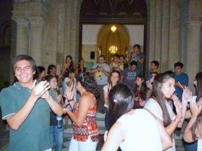 J�venes solidarios con trabajadores de guardia