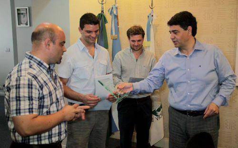 Distinguen a tres j�venes empresarios de Vicente L�pez premiados