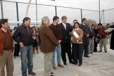 El intendente Miguel Isa asisti� a la inauguraci�n de un play�n deportivo en barrio Democracia. 