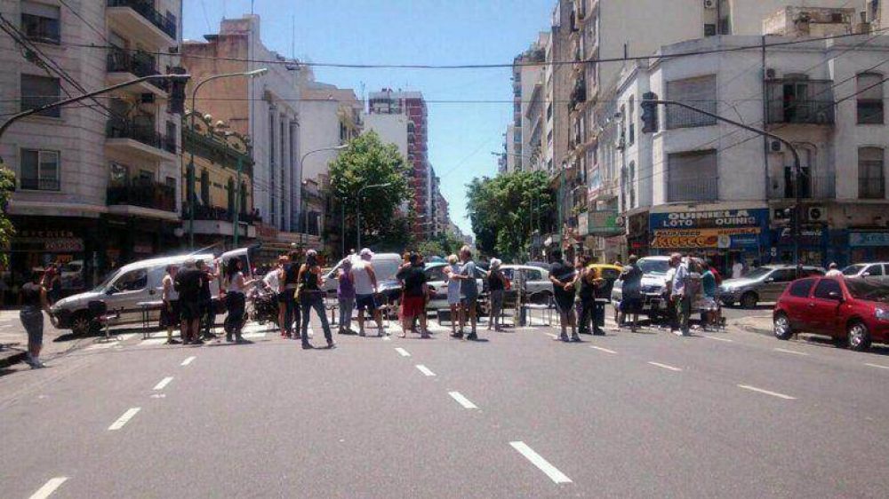 La sensaci�n t�rmica super� los 37� y crecen las quejas por los cortes de luz en la Capital