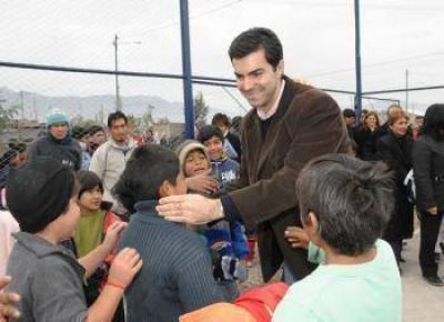 El Gobierno inaugur� una obra deportiva y entreg� escrituras en Capital. 