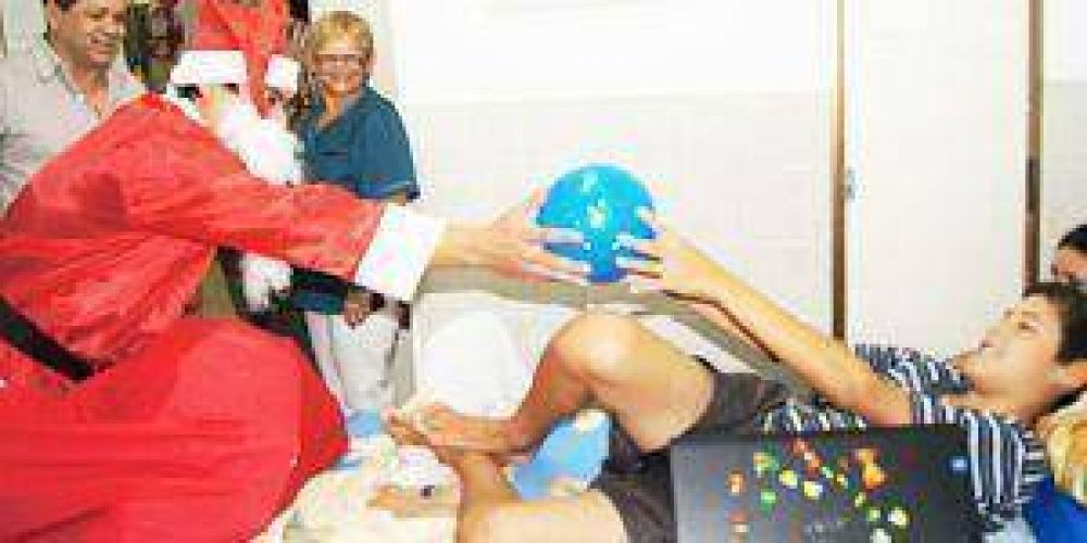 Papa Noel reparti� ilusi�n y regalos en el Hospital de la Madre y el Ni�o