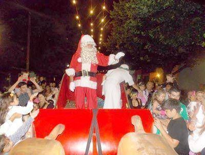 Pap� Noel visit� el paseo navide�o de la calle Olaz�bal
