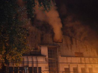 Un voraz incendio arras� el tercer piso de un dep�sito en barrio Sarmiento
