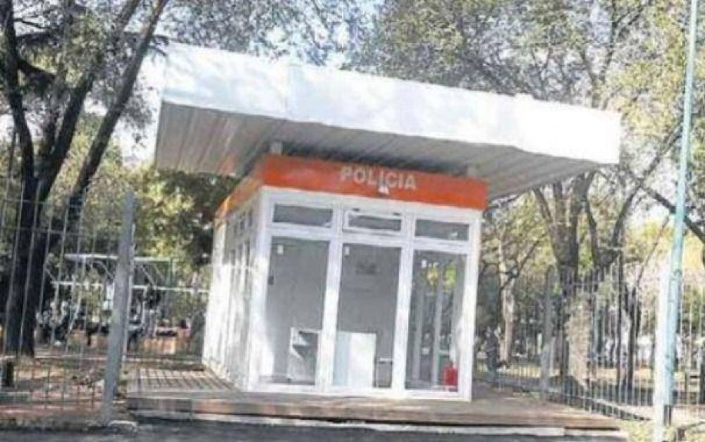 Intentan liberar a detenido a piedrazos