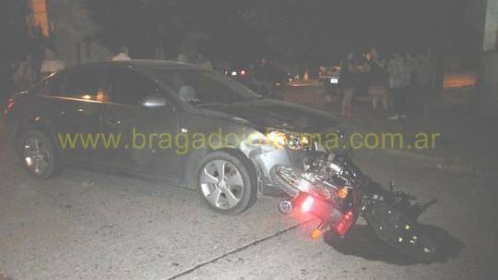 Fuerte choque entre una moto y auto en Escalada y Brandsen