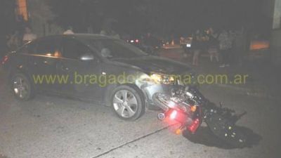 Fuerte choque entre una moto y auto en Escalada y Brandsen