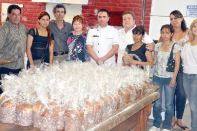 Fuerza Unida Vecinalista don� 210 panes dulces a dos merenderos