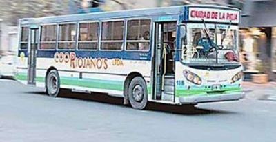 Trabajo "advierte" que el servicio de transporte debe ser normal