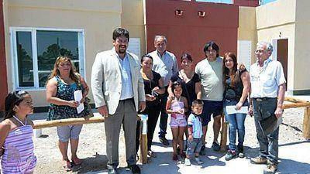 Entregaron seis nuevas viviendas construidas por cooperativas