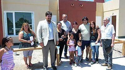 Entregaron seis nuevas viviendas construidas por cooperativas
