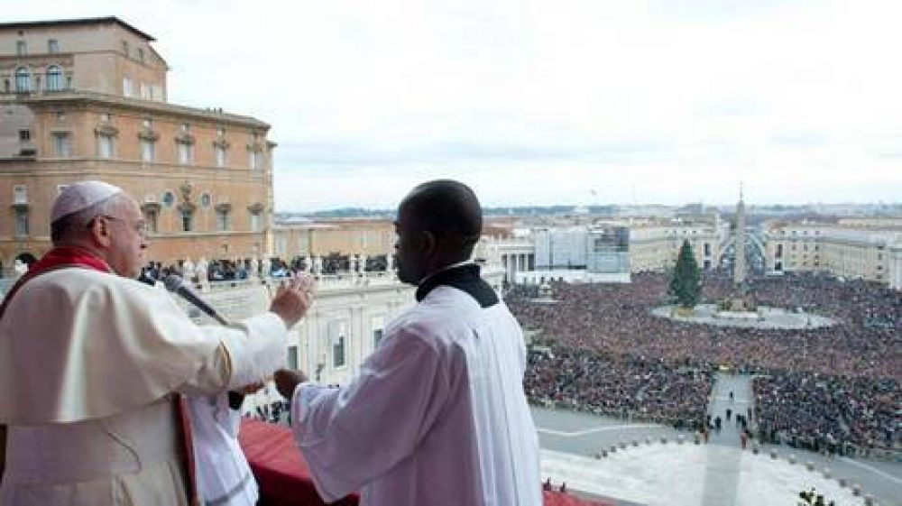 Ante una multitud, Francisco celebr� su primera misa de Navidad