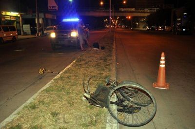 Un ciclista grave tras un choque en la avenida Pringles