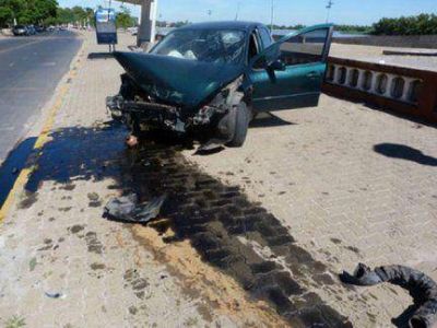 Un auto protagoniz� un violento accidente en la Costanera de Paran� 