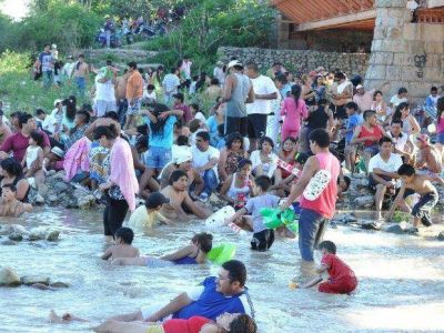 La ciudad fue un horno y los salte�os eligieron el r�o y el aire libre para pasar el d�a de navidad