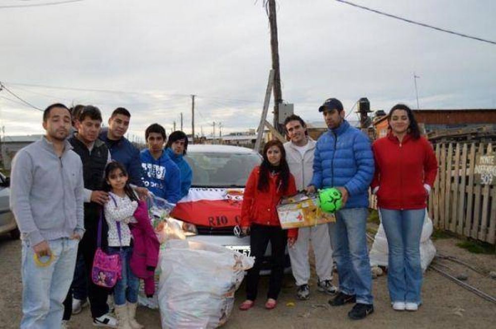 La Juventud Radical entreg� juguetes a ni�os de los asentamientos