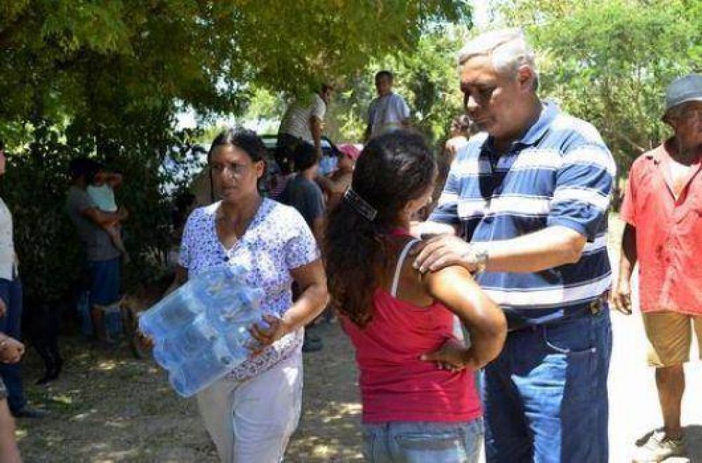 El intendente Fabi�n R�os asisti� a familias del R�o Paran� y La Tosquera