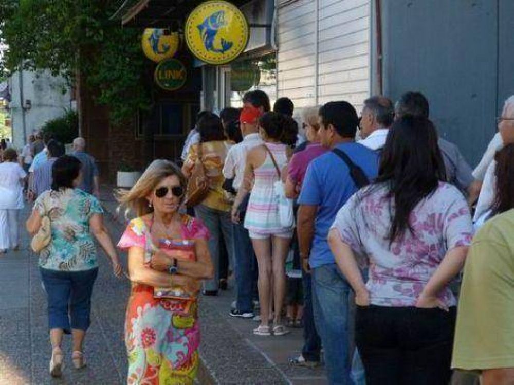 Comenz� el pago de sueldos en la Provincia