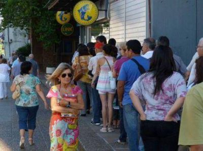 Comenz� el pago de sueldos en la Provincia