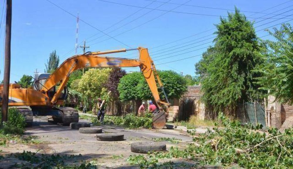 Irrigaci�n extrajo 2.500m3 de material del arroyo Claro en Tunuy�n