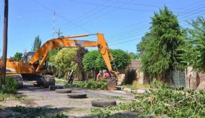 Irrigaci�n extrajo 2.500m3 de material del arroyo Claro en Tunuy�n
