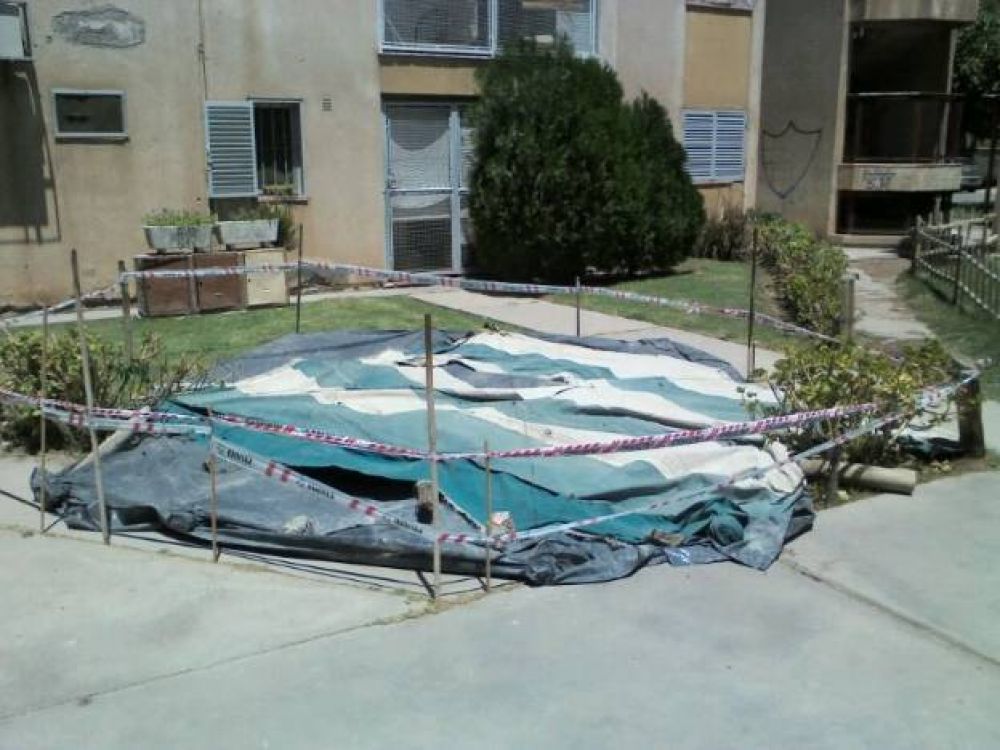 Temor entre los vecinos porque cedi� un pozo negro y se trag� una farola