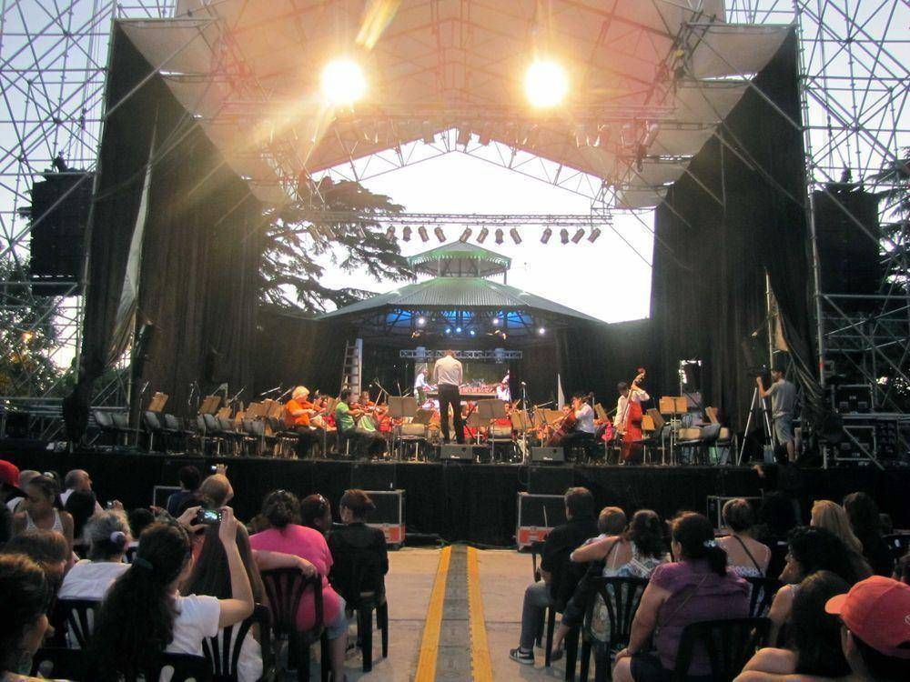 El Coro Polifónico Nacional brindó un gran espectáculo en la nueva Plaza de las Carretas