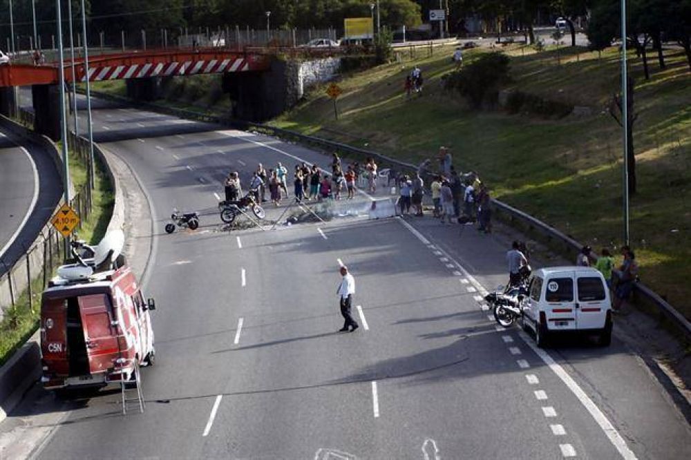 Volvieron a cortar la autopista Dellepiane por la falta de luz y agua en la zona