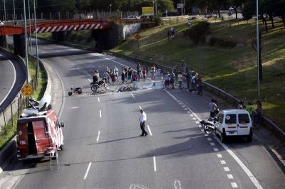 Volvieron a cortar la autopista Dellepiane por la falta de luz y agua en la zona