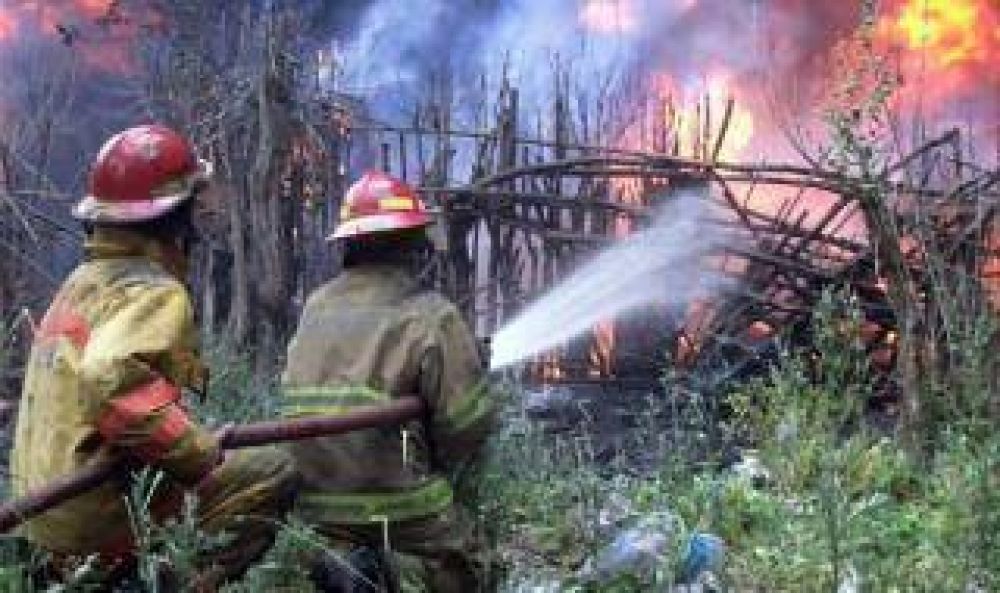 Escobar: Voraz incendio en un dep�sito de neum�ticos en desuso