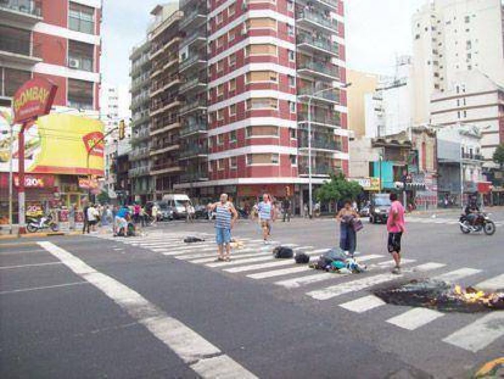 Reclamos desesperados de vecinos que llevan d�as sin luz, agua ni ascensores